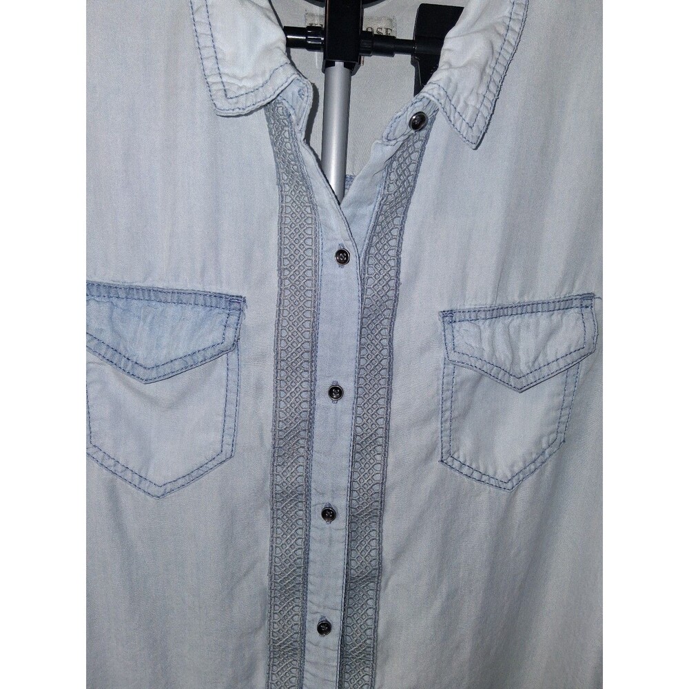 Women's Knox Rose Light Wash Chambray Button-Front w/ Lace Trim & Lace-Up Back L - Picture 3 of 9